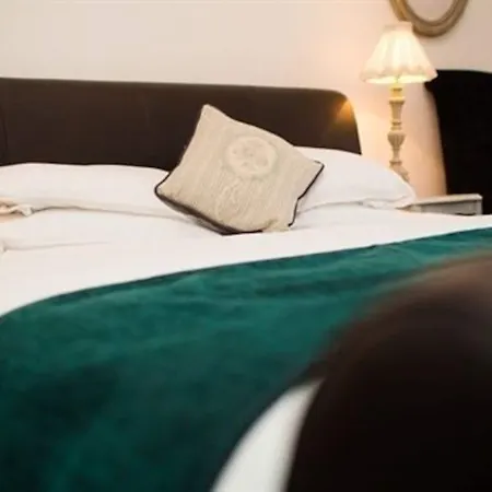 بيت ريفي The Golden Fleece 4*