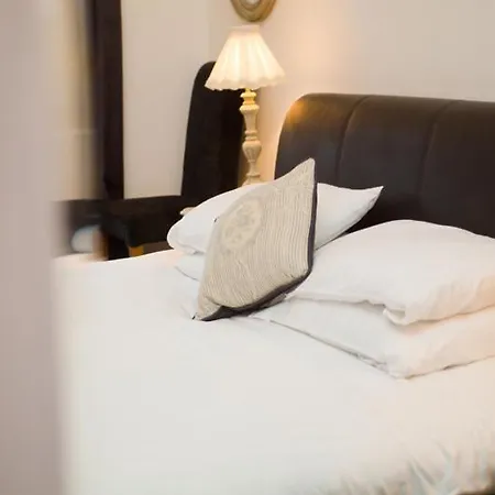 אורחן The Golden Fleece 4*